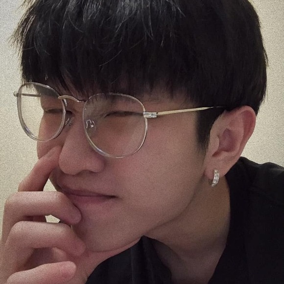 Profile Picture of Nguyễn Cường (@dohaily915) on Poshmark