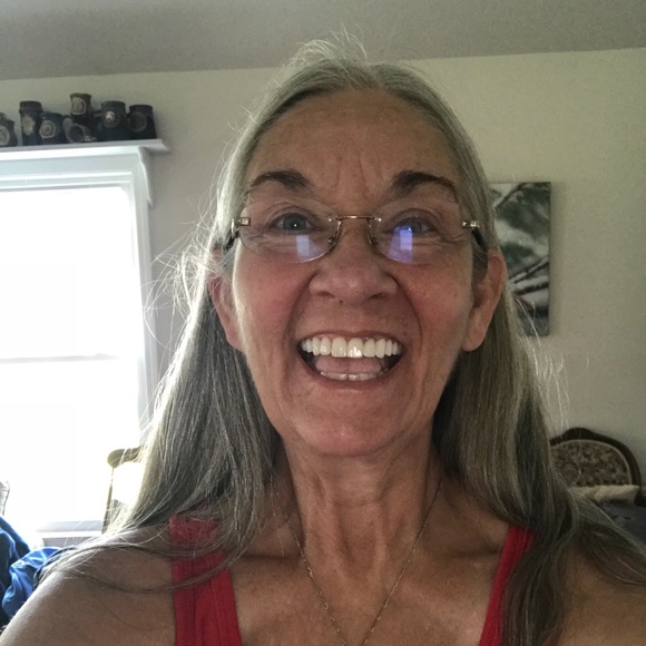 Profile Picture of Lisa Butts (@leegail) on Poshmark