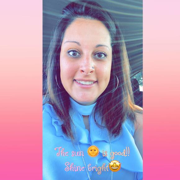 Profile Picture of Misty Flores (@misty_flores) on Poshmark