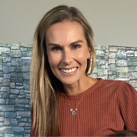 Profile Picture of K Magnussen (@klmags) on Poshmark