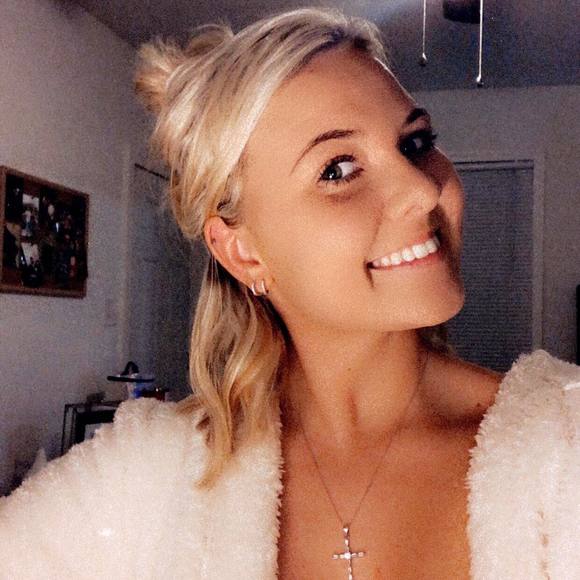 Profile Picture of Amanda Rajkowski (@xamberlyxxx) on Poshmark