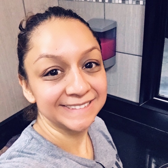 Profile Picture of Noelia Cuevas (@noeliamcuevas) on Poshmark