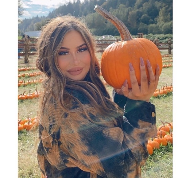 Profile Picture of Nicole Vanwagoner (@nvanwagoner) on Poshmark