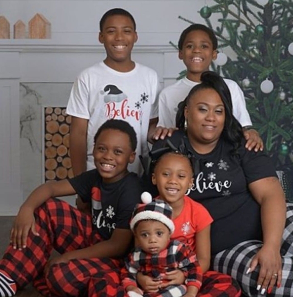 Profile Picture of Nona Grinnage (@bosschick414) on Poshmark