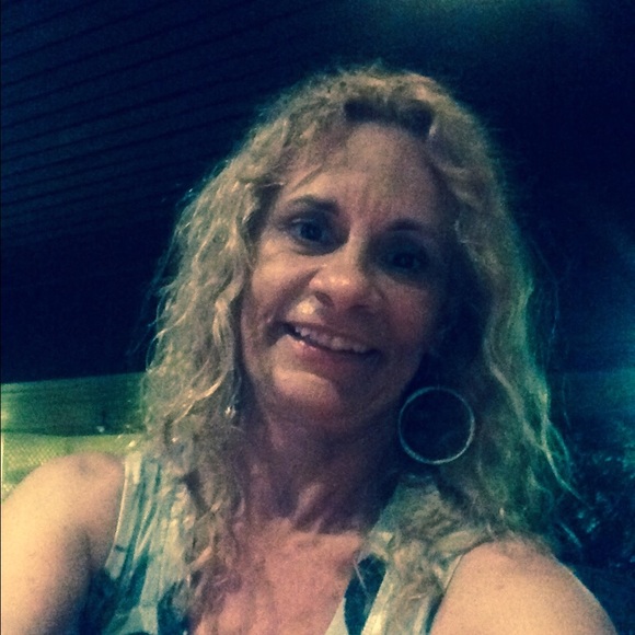 Profile Picture of Eileen Bradley (@blbrad) on Poshmark