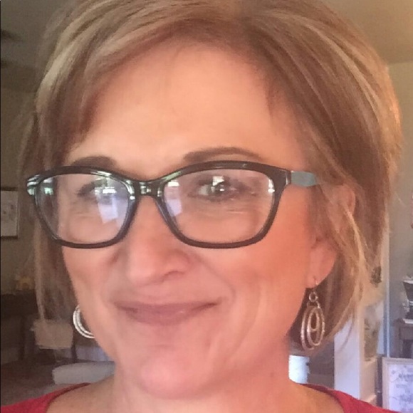 Roxanne Harfmann - Poshmark Profile Picture of Roxanne Harfmann (@roxlouise) on Poshmark