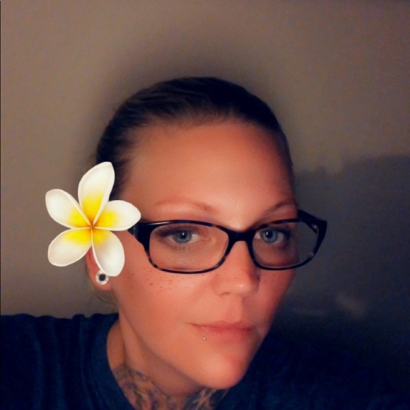 Profile Picture of Yvonne Dillner (@yvonned9) on Poshmark