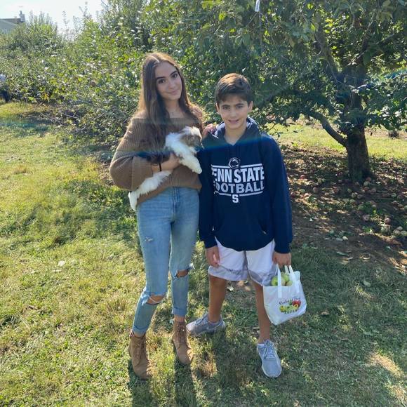 Profile Picture of Robert Ayaz (@renk9122) on Poshmark