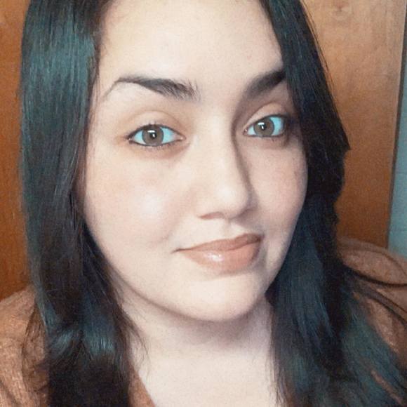 Profile Picture of Amanda Velasquez (@avelas0212) on Poshmark