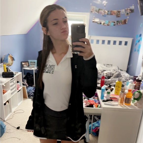 Profile Picture of Emily Newmiller (@emilynewmiller) on Poshmark