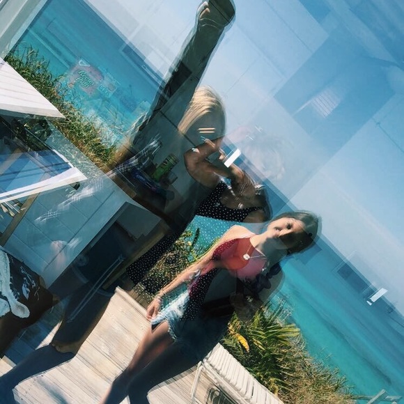 Profile Picture of Johnna Rogers (@doofoowolf) on Poshmark