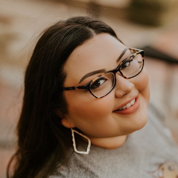 Profile Picture of Taylor Lorena (@taylorrequeno) on Poshmark