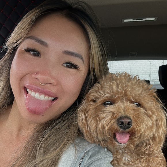 Profile Picture of Amanda Chow (@lilchowwow) on Poshmark