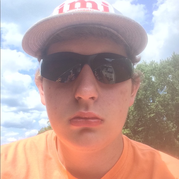 Profile Picture of Josh Hurt (@joshhurt45) on Poshmark