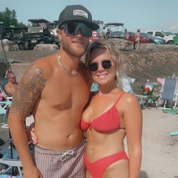 Profile Picture of Chelsea Lingner (@chelsea_lingner) on Poshmark