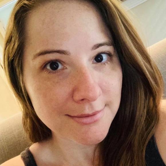 Profile Picture of Amanda Jobe (@swirly524) on Poshmark