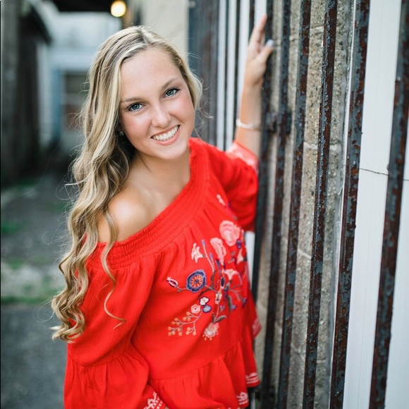 Profile Picture of Chloe Dobay (@chloedobay) on Poshmark