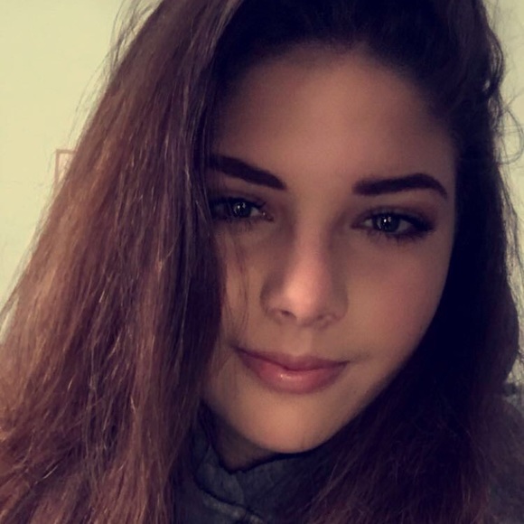 Profile Picture of Raine Manterola (@rainem10) on Poshmark