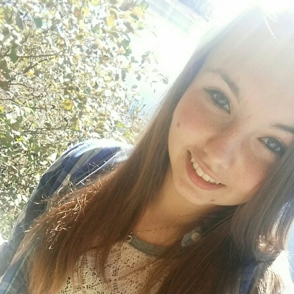 Profile Picture of Alicia Madigan (@aalicia_xoxo) on Poshmark