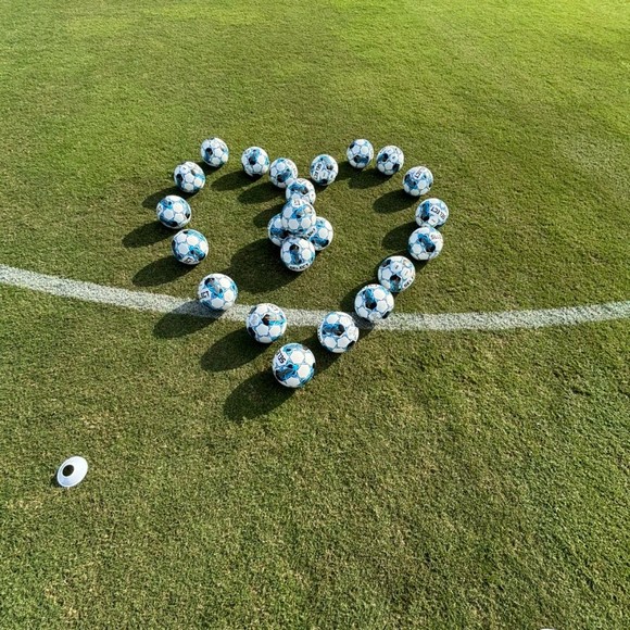 Profile Picture of Jona Hennings (@jona1811) on Poshmark