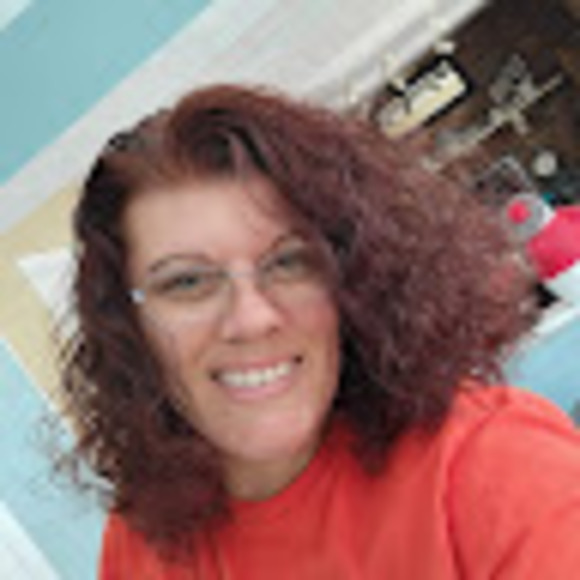 Profile Picture of Aimee Peter (@aimee_peter) on Poshmark