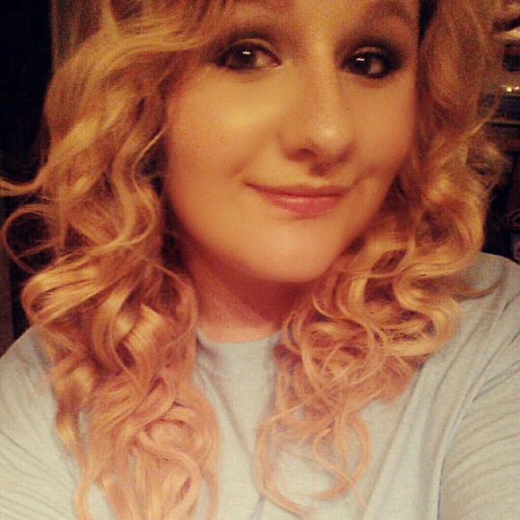 Profile Picture of Amber Haapakoski (@amberhaapa) on Poshmark