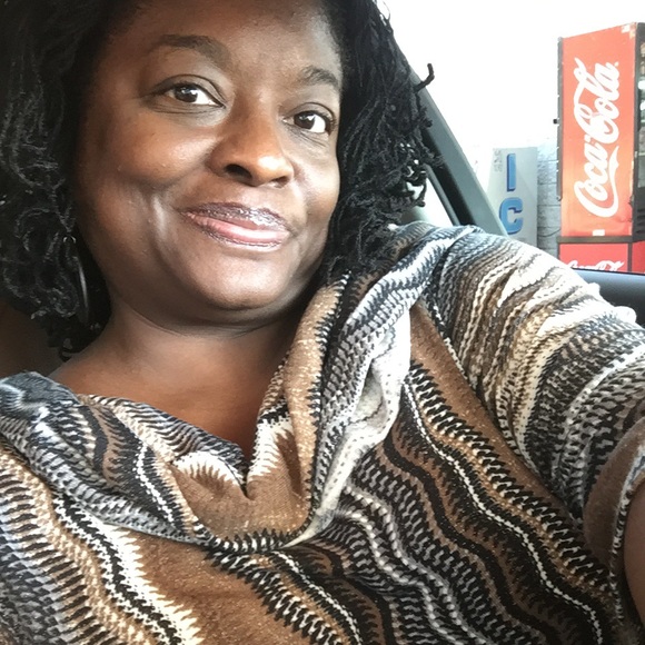 Profile Picture of Zelda Moore (@zeldalocs) on Poshmark