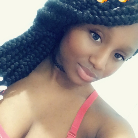 Profile Picture of Amber Crawford (@lilbeezz) on Poshmark