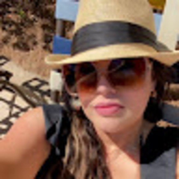 Profile Picture of Elsa Vallecillo (@ellevalle) on Poshmark