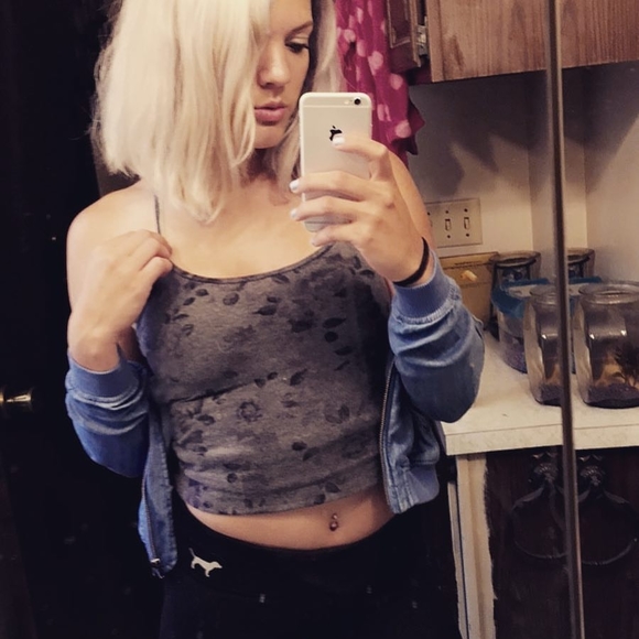 Profile Picture of Brooke Oveson (@brooke_oveson) on Poshmark
