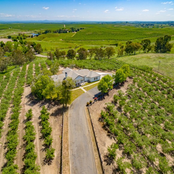 Profile Picture of Laurie James (@james733lq) on Poshmark