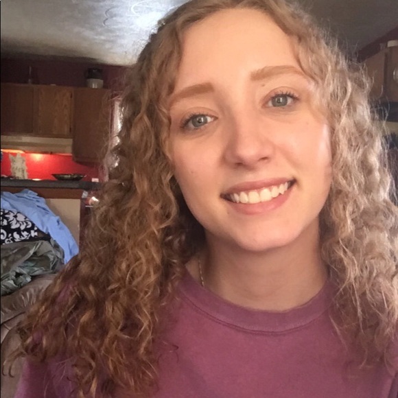 Profile Picture of Ashleah Adams (@ashashhxc12) on Poshmark