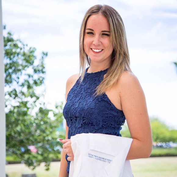 Profile Picture of Julia Jacobi (@juliaj94) on Poshmark