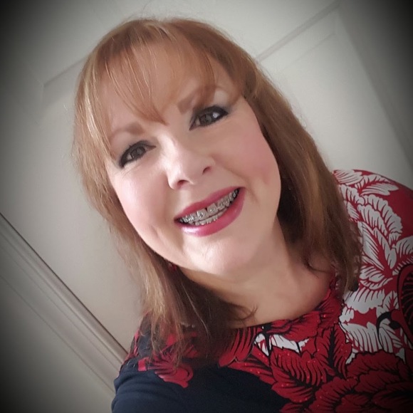 Profile Picture of Lisa Fausey (@lisafausey) on Poshmark