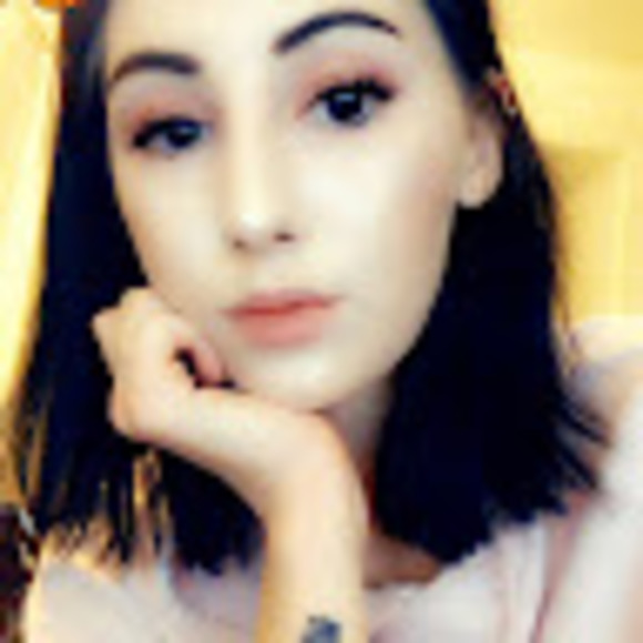 Profile Picture of Samantha Vavro (@sxyaura) on Poshmark
