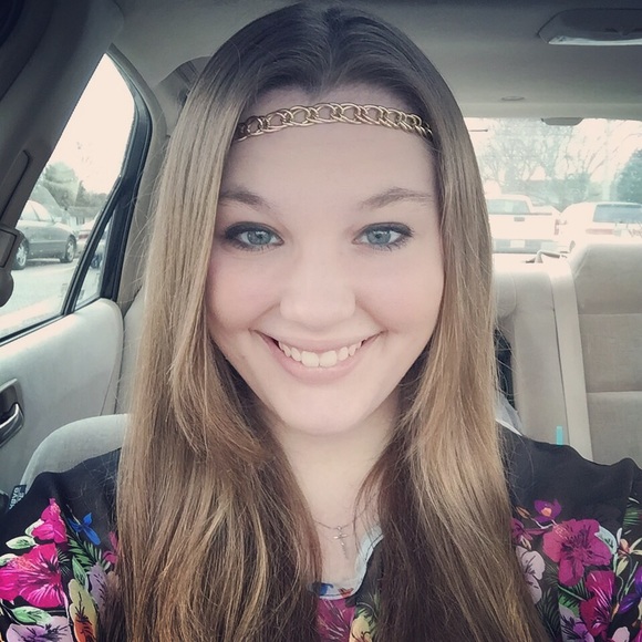 Profile Picture of Alyssa Ruhlen (@allycruhlen) on Poshmark