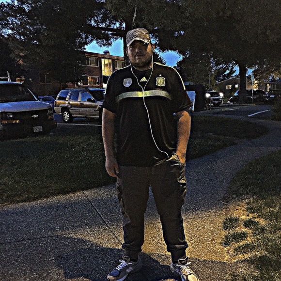 Profile Picture of Jimmy Velasquez (@jimmyvelasquez) on Poshmark