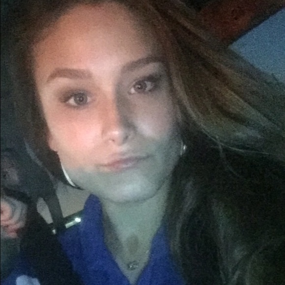 Profile Picture of Gillian Barber (@gilliannbarber) on Poshmark