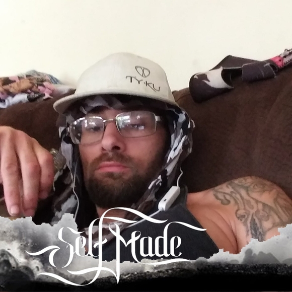 Profile Picture of Dumas Dumas (@dumas256) on Poshmark