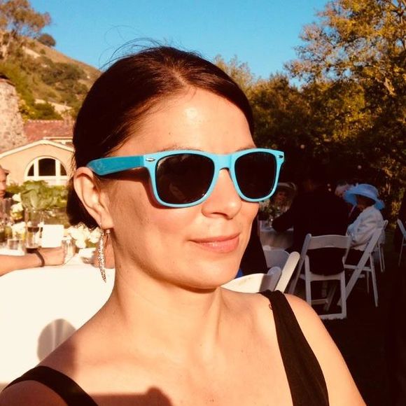 Profile Picture of Claudia Fulga (@claudiamodern) on Poshmark