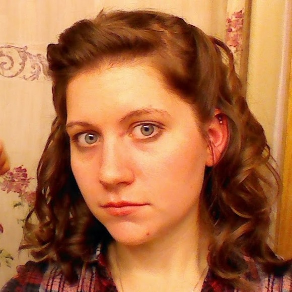 Profile Picture of Kelsey Schluter (@kschluter5) on Poshmark