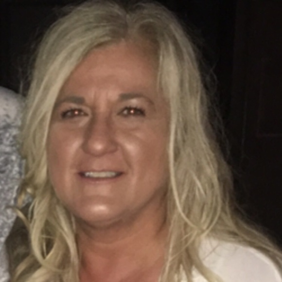 Profile Picture of Robyn Moore (@robyng65) on Poshmark
