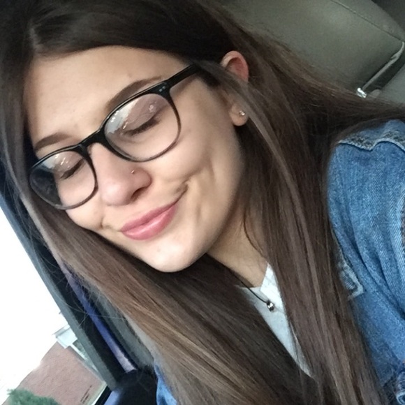 Profile Picture of Kelsea Hinshaw (@kelseajhinshaw) on Poshmark