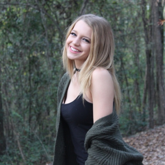 Profile Picture of Micalynn Arnold (@micalynna) on Poshmark