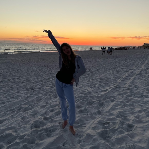 Profile Picture of Kennedy Aholt (@kennedyba) on Poshmark