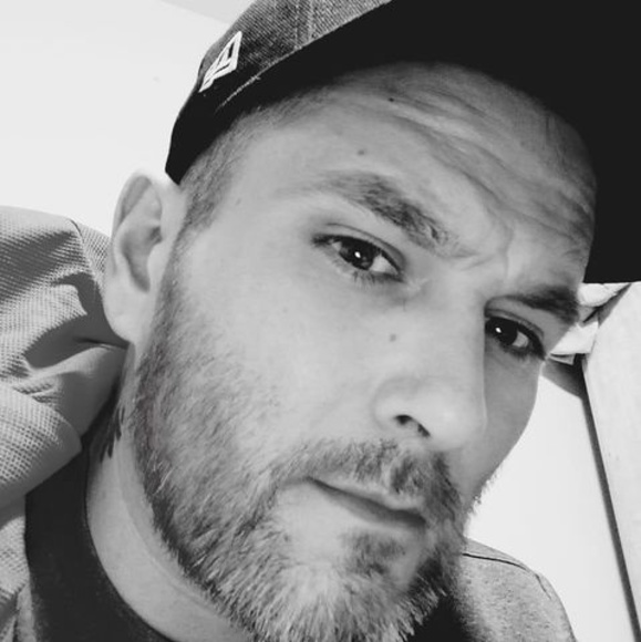 Sean Beek - Poshmark Profile Picture of Sean Beek (@seanbeek1980) on Poshmark