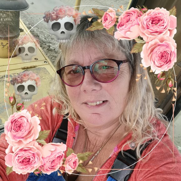 Profile Picture of Shelley Neumeyer (@shelleyneumeyer) on Poshmark