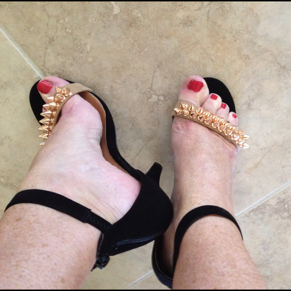 Profile Picture of Deb Hinthorne (@hinthod) on Poshmark