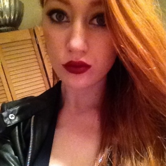 Profile Picture of Danielle Hennessey (@danielle11494) on Poshmark