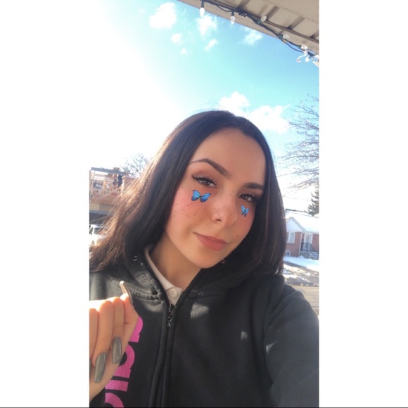 Profile Picture of Bri Raposo (@bri_raposo) on Poshmark